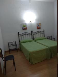 En eller flere senge i et værelse på Pension Carretero