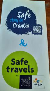 un signo que dice nadar seguro en Croacia y viajes seguros en Villa Batur, en Petrčane