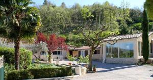 ヴェゾン・ラ・ロメーヌにあるLes Verveines de Vaisonのヤシの木と庭のある家