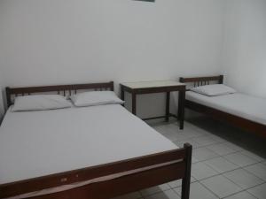 Ліжко або ліжка в номері Hotel Garuda near Alun Alun Banjarnegara Mitra RedDoorz