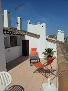 two chairs and a table on the roof of a house at Stephanie Immobilier in Saintes-Maries-de-la-Mer