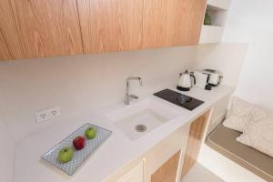 Η κουζίνα ή μικρή κουζίνα στο Vivere InBlue - Deluxe apartment over the sea +13 φωτογραφίες