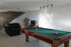ein Wohnzimmer mit Billardtisch und Couch in der Unterkunft Refúgio do Douro - Alojamento Local in Baião