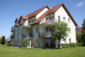 una grande casa bianca con un cortile verde di Landgasthof Schwanen a Ostrach