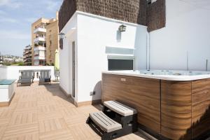 Πισίνα στο ή κοντά στο Sitges Spaces Beach House-4 bedrooms, 3 Bathrooms, Large Terrace, Jacuzzi, Center-Beach