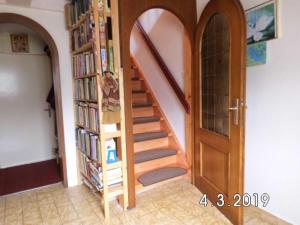メシェデにあるKlangbachの本棚付きの部屋の階段