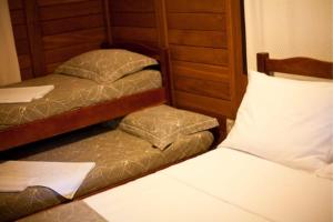 a bedroom with two twin beds in a room at Complexo de Pousadas Caraguatá in Ilha do Mel