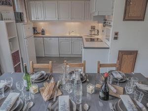 una mesa con platos y copas de vino en la cocina en Les Michailles 510, en Landry