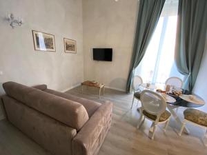 un soggiorno con divano e tavolo di venustasnapoli a Napoli