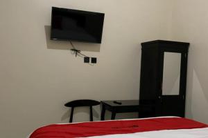 Телевизор и/или развлекательный центр в RedDoorz Syariah near Kawasan Simpang Lima Pati +16 фотографий
