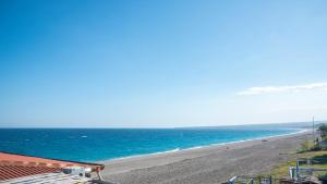 - une vue sur la plage et l'océan dans l'établissement Ahm7nani, à Mascali