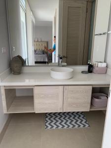 Phòng tắm tại Cartagena Morros ío, apto sol nuevo frente al Mar Serena Del Mar