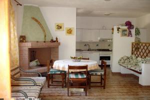 una cucina e una sala da pranzo con tavolo e sedie di Casa a 300mt.dal mare CalaSinzias, 6 letti, AC, Pets welcome, Wi-Fi free a Villasimius