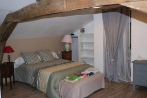 Gîte de caractère في Le Vigeant: غرفة نوم مع سرير وخزانة
