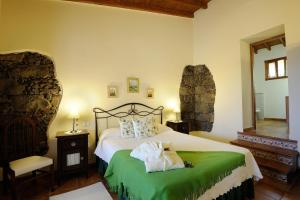 A bed or beds in a room at Finca La Majadera Még 37 kép