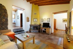A television and/or entertainment centre at Finca La Majadera