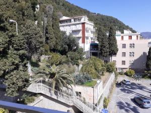 vista al mar de un edificio y un aparcamiento en Alba Apartment, en Laigueglia