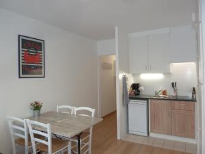 Η κουζίνα ή μικρή κουζίνα στο CABOURG APPARTEMENT EN RESIDENCE CALME ET COSI