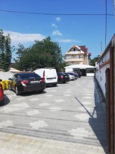 un estacionamiento con un montón de coches aparcados en Panos, en 2 Mai