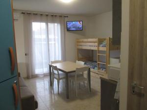 Telewizja i/lub zestaw kina domowego w obiekcie Appartamento in Toscana con Piscina e giardino