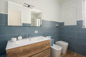 ein Badezimmer mit Waschbecken und Toilette in der Unterkunft Anna's Luxury Apartment in Palermo + 29 Fotos