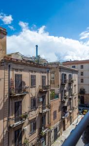 ein Apartmenthaus mit Balkon in einer Stadtstraße in der Unterkunft Anna's Luxury Apartment in Palermo
