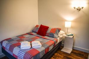 um quarto com uma cama com toalhas em Brook Road Inn em Goshen