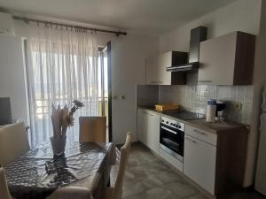 Kuchyň nebo kuchyňský kout v ubytování Apartments Petrica
