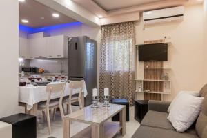 een keuken en een woonkamer met een tafel en een bank bij Zante Sky Suites in Argassi