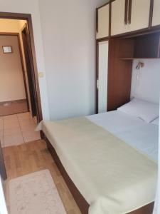 Postel nebo postele na pokoji v ubytování Apartments Petrica