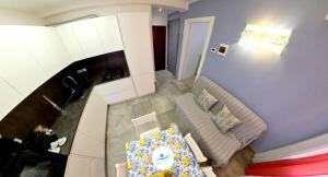 vista sul soffitto di un soggiorno con divano di Alloggi Marelaguna a Sottomarina