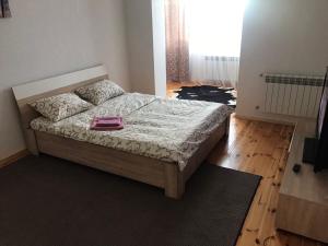 - une chambre avec un lit doté d'un porte-monnaie rose dans l'établissement Квартира в центрі в новобудові Набережний квартал, à Rivne 3 autres photos