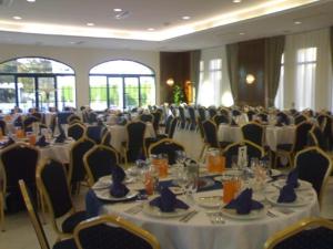 a large banquet hall with tables and chairs in a room at Hospedium Hotel Veracruz in Don Benito