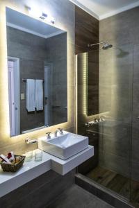 ein Badezimmer mit Waschbecken, Dusche und Spiegel in der Unterkunft Hotel Dos Reyes in Mar del Plata + 49 Fotos