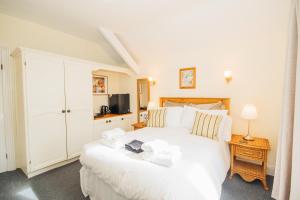 een slaapkamer met een wit bed en handdoeken bij EveAnna in Alnwick