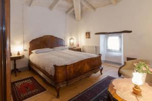 カスティリオーネ・デイ・ペーポリにあるFattoria Ca' di Fatinoのベッドルーム1室(大型木製ベッド1台付)