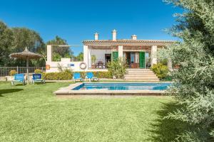a house with a swimming pool in a yard at Son Rotger, villa Tía Catalina con piscina en Alcudia in Alcudia