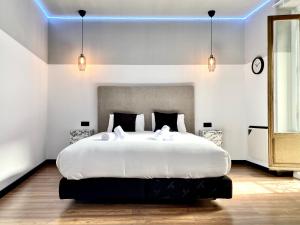Llit o llits en una habitació de Royal Suites Madrid
