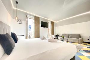 Giường trong phòng chung tại Royal Suites Madrid