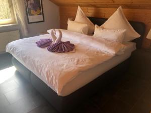 מיטה או מיטות בחדר ב-Ferienhaus Sternenhimmel