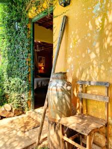 een vaas en een houten stoel naast een deur bij Centro Ecuestre Frasco Chico in Lobos