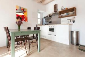 Η κουζίνα ή μικρή κουζίνα στο Romantic riverside retreat +16 φωτογραφίες