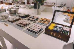 ein Tisch mit einem Buffet in der Unterkunft Hotel Dos Reyes in Mar del Plata