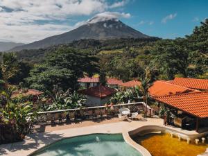 Pemandangan kolam renang di Miradas Arenal Hotel & Hotsprings atau berdekatan