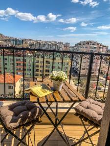 - une table sur un balcon avec vue sur la ville dans l'établissement Happy Bears Place, à Varna