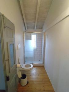 een badkamer met een toilet en een inloopdouche bij Romantic riverside retreat in Odemira