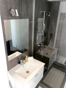 une salle de bains avec un lavabo blanc et un miroir dans l'établissement OASIS BEACH 7 - Apartment Lundgren, à Torrevieja