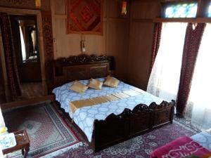 una camera con un grande letto di Houseboat Moon of Kashmir a Srinagar
