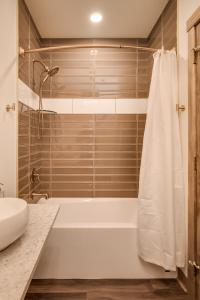 La salle de bains est pourvue d'une baignoire, de toilettes et d'un lavabo. dans l'établissement The Port of Prescott Boutique Hotel, à Prescott