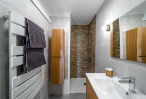 a bathroom with a sink and a shower at Appartement Barcares Village VUE MER in Le Barcarès +10 photos